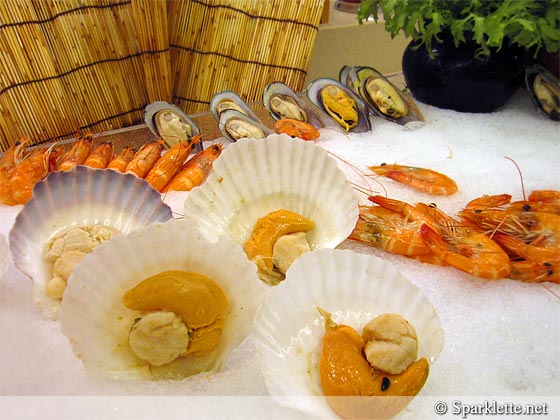 Chilled seafood: Scallops, mussels and prawns