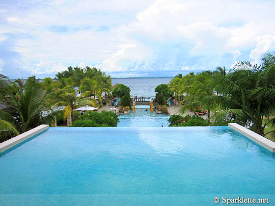 Crimson Resort and Spa Mactan infinity pool, Lapu-Lapu, Philippines