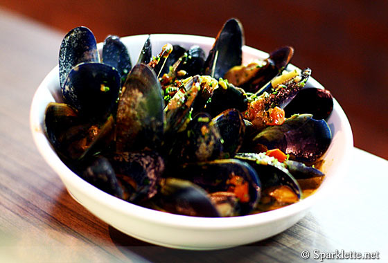 Sautéed live mussels in tangy cream sauce