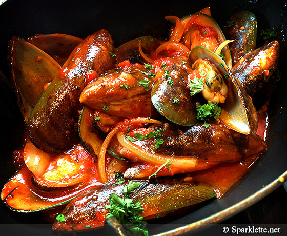 Spicy tomato mussels